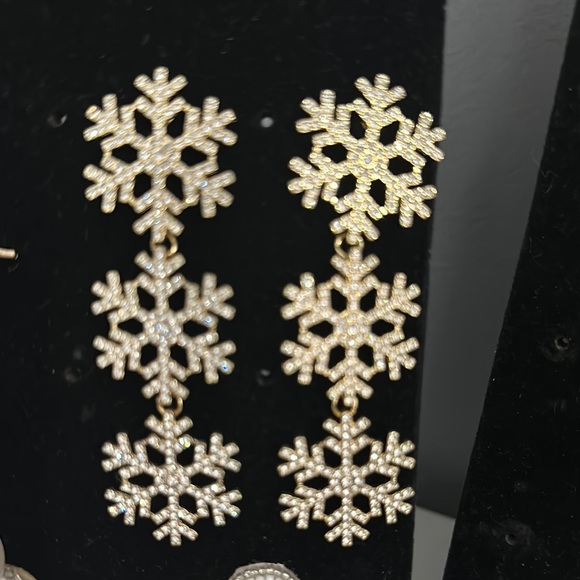 Elegant Gold Snowflake Earrings - Picture 1 of 1